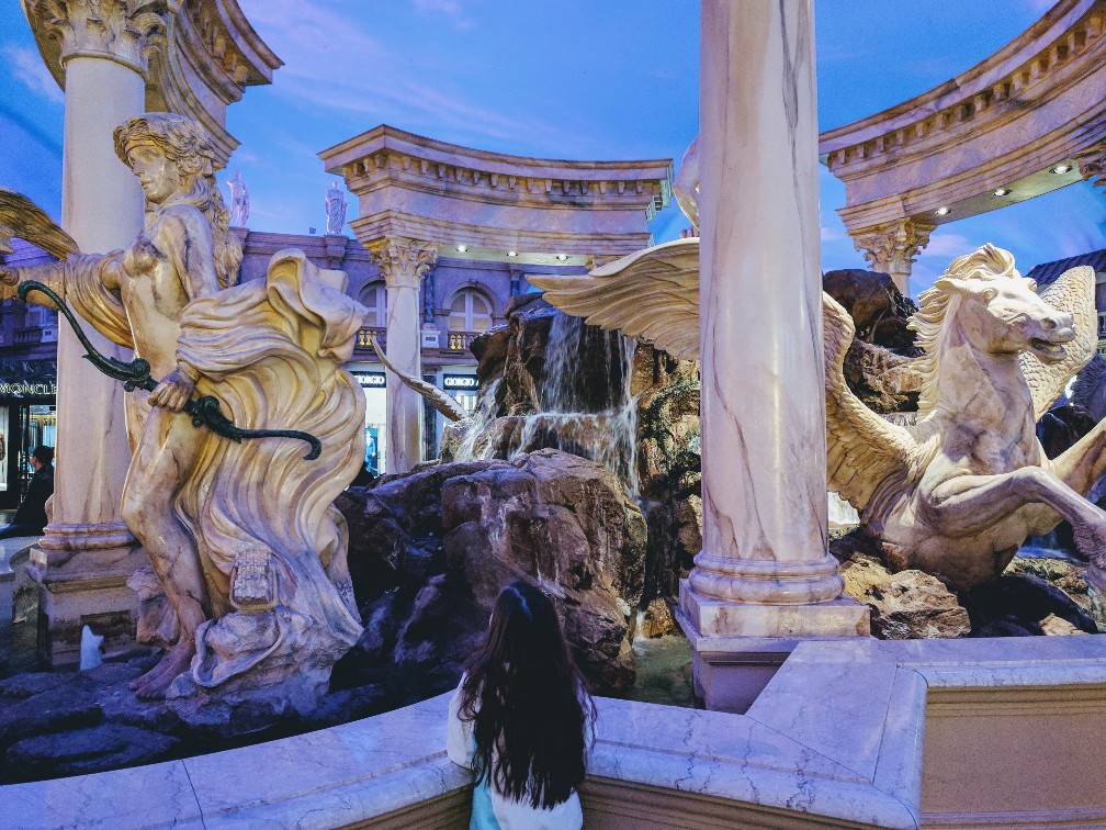 A Las Vegas family vacation can be fun for everyone if you know the best family friendly activities in Las Vegas with kids. #lasvegas #travelwithkids #familyvacation #lasvegaswithkids