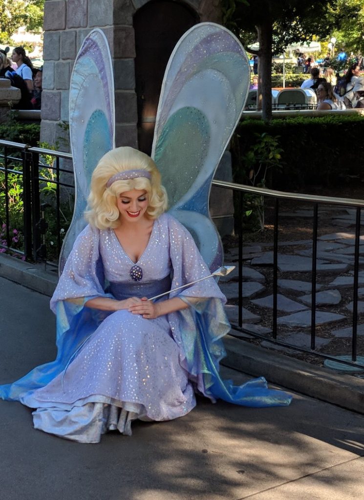 Meeting characters at Disneyland is a lot of fun, but finding Disneyland characters takes a little planning and a pinch of pixie dust. #disneyland #disneycharacters