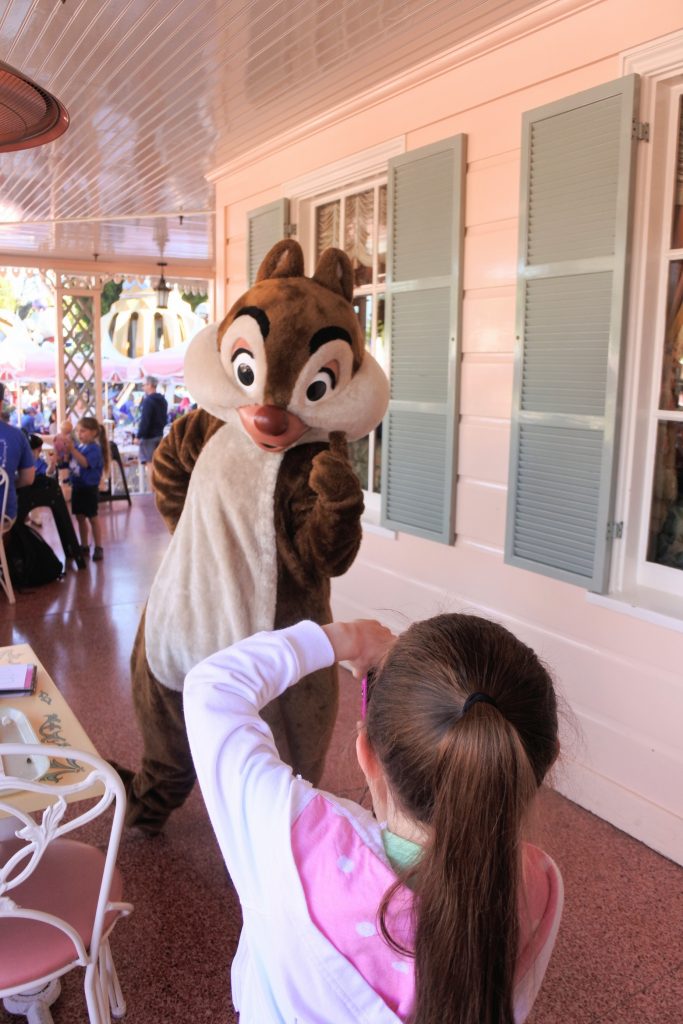 bent u op zoek naar een karakter maaltijd in Disneyland? Ontdek waarom het Plaza Inn ontbijt een geweldige hoeveelheid karakter interactie biedt zonder een hoge prijs.