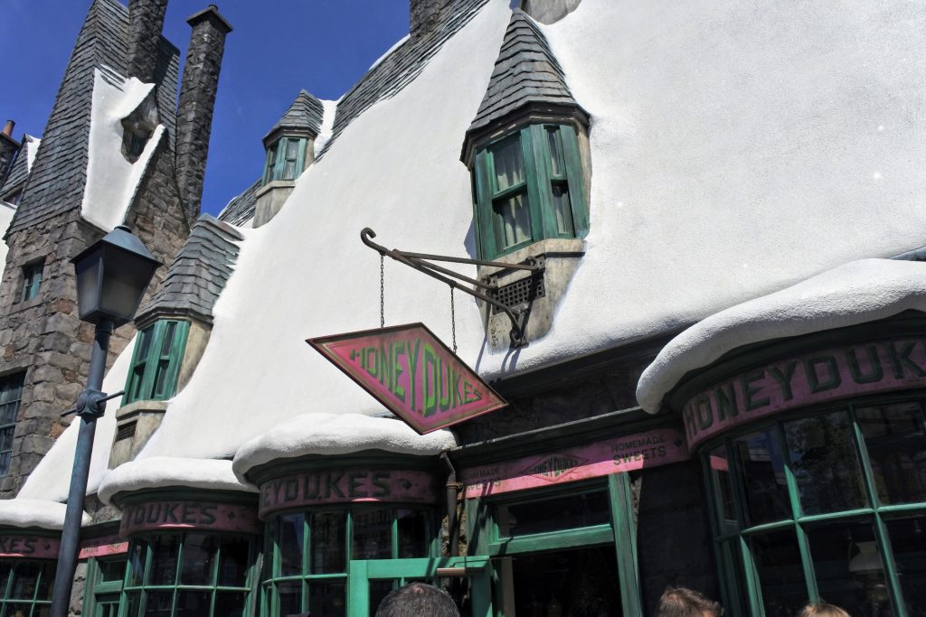 The Wizarding World of Harry Potter at Universal Studios Hollywood has a lot to offer! This complete guide of Harry Potter Hollywood will help you make the most of your day at Hogwarts and Hogsmeade!