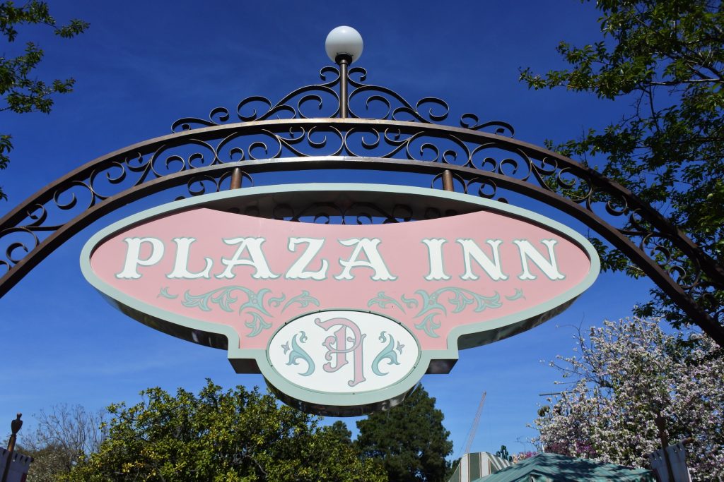 bent u op zoek naar een karakter maaltijd in Disneyland? Ontdek waarom het Plaza Inn ontbijt een geweldige hoeveelheid karakter interactie biedt zonder een hoge prijs.