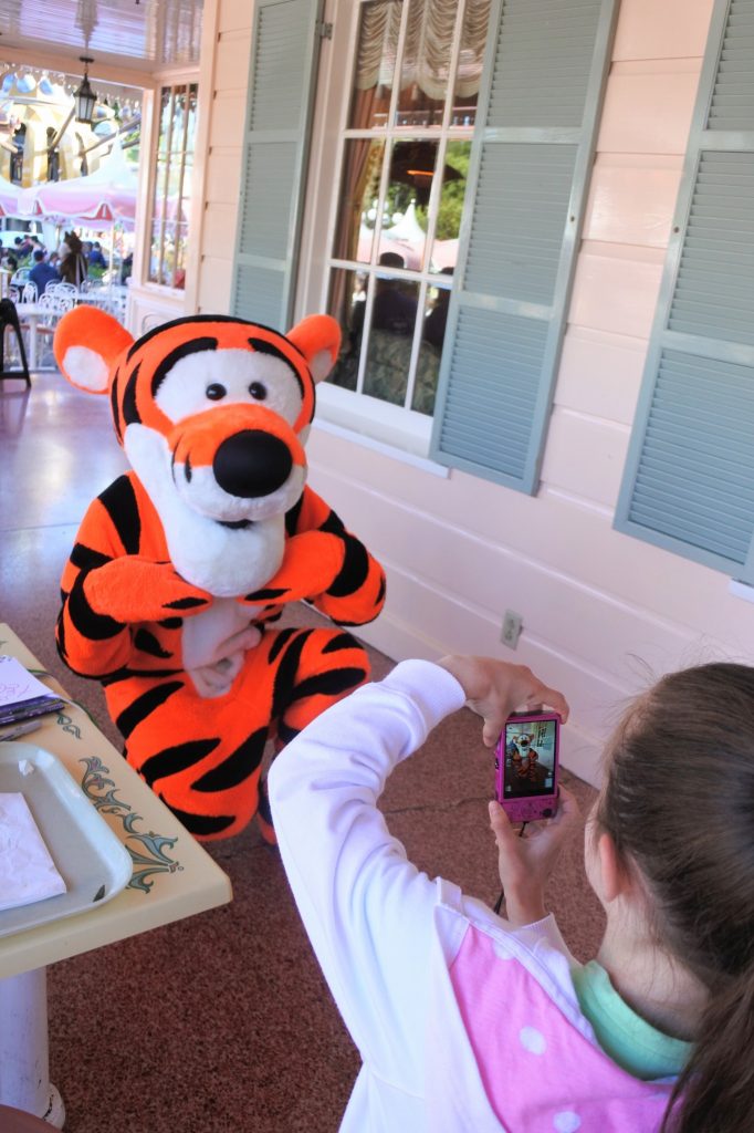 bent u op zoek naar een karakter maaltijd in Disneyland? Ontdek waarom het Plaza Inn ontbijt een geweldige hoeveelheid karakter interactie biedt zonder een hoge prijs.