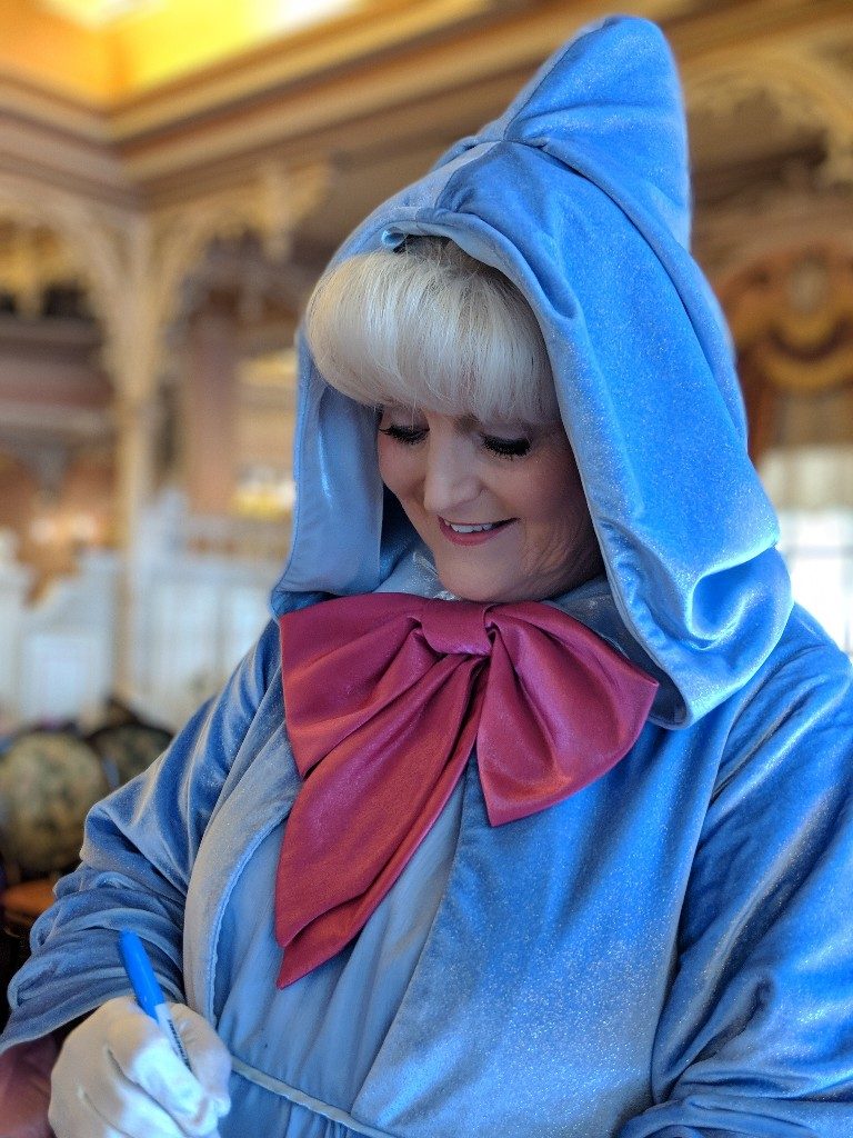 Are you looking for a character meal at Disneyland? See why the Plaza Inn breakfast provides an amazing amount of character interaction without a high price. #disneyland #disneycharacters #disneyplanning