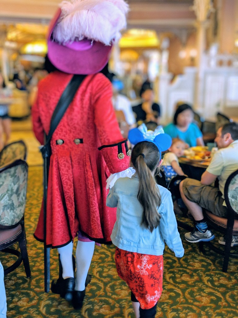 bent u op zoek naar een karakter maaltijd in Disneyland? Ontdek waarom het Plaza Inn ontbijt een geweldige hoeveelheid karakter interactie biedt zonder een hoge prijs. #disneyland #disneycharacters # disneyplanning