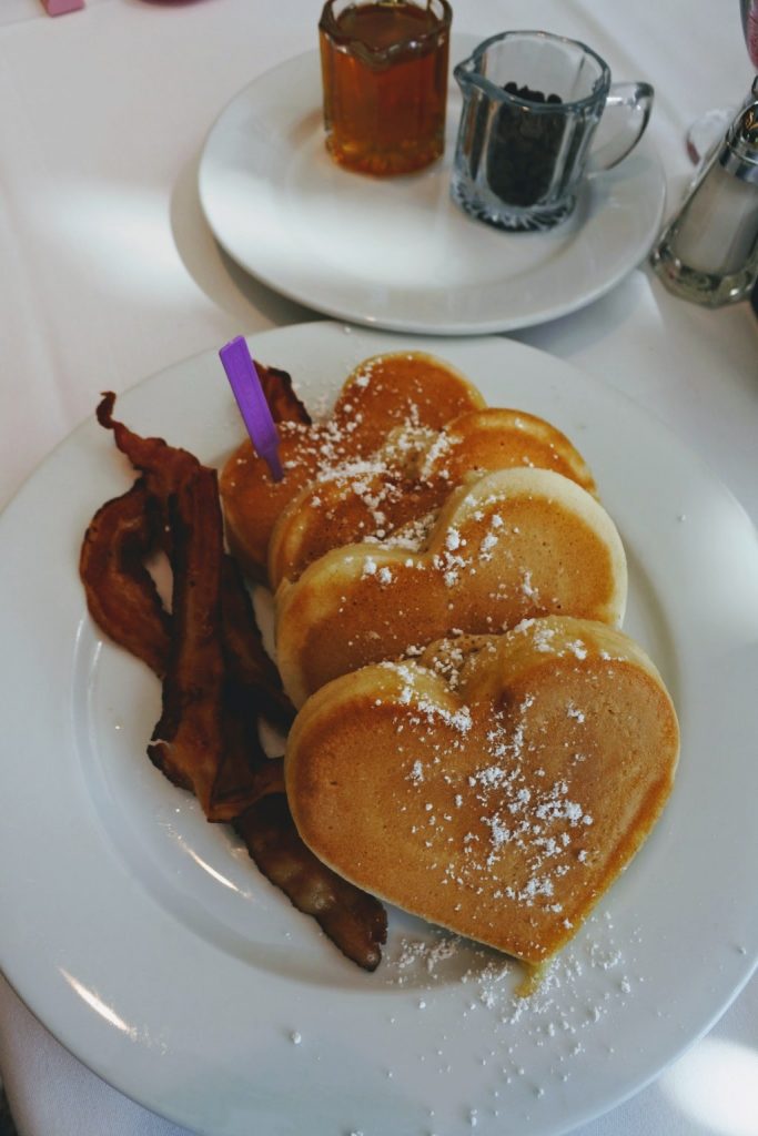 For those managing food allergies, eating out can be difficult or even scary. Dining at American Girl with food allergies was surprisingly easy and delicious!