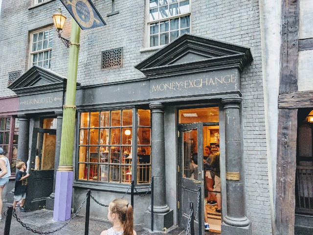 Are you a Harry Potter fan or a muggle learning about the Wizarding World of Harry Potter? Either way these tricks and tips for Harry Potter Orlando will make you look like a pro.