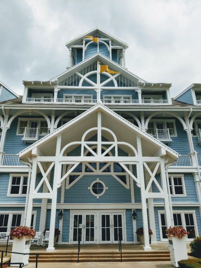 Do you want to stay at a Disney World deluxe villa, but it's too expensive? Find out how to get discounted Disney villas by safely renting points.