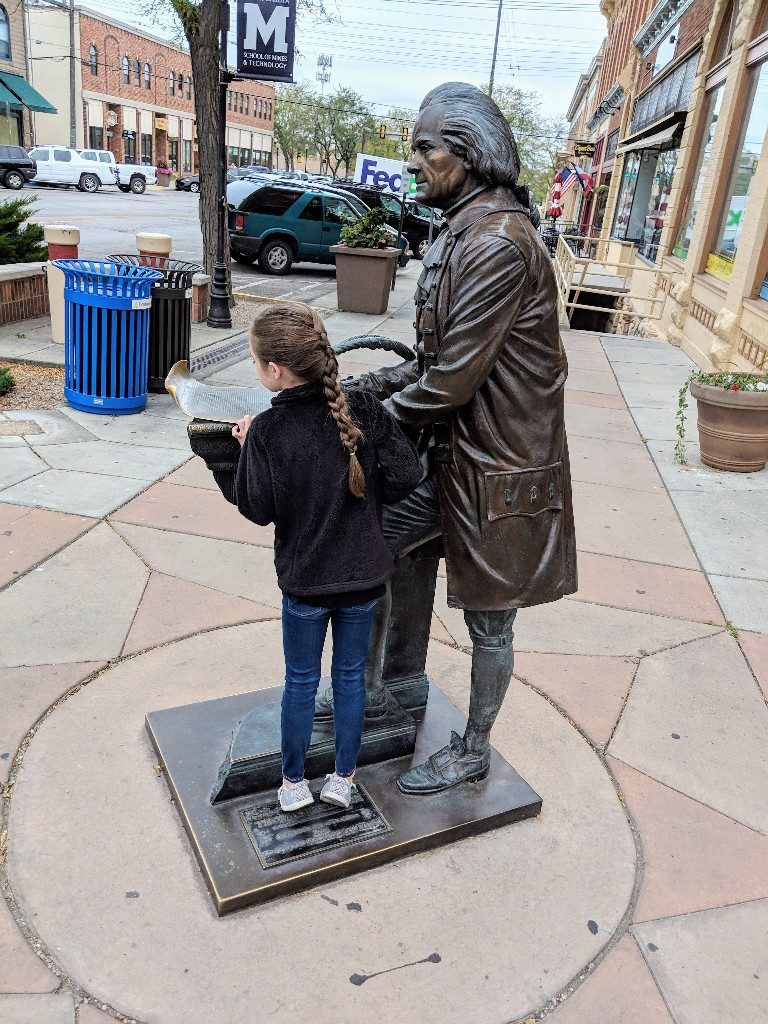 Mount Rushmore is a popular tourist destination, but South Dakota has so much more to offer. Follow our South Dakota itinerary for a great family trip. #visitsouthdakota #badlandsnationalpark #thebadlands #blackhills #custerstatepark #familytravel #mountrushmore