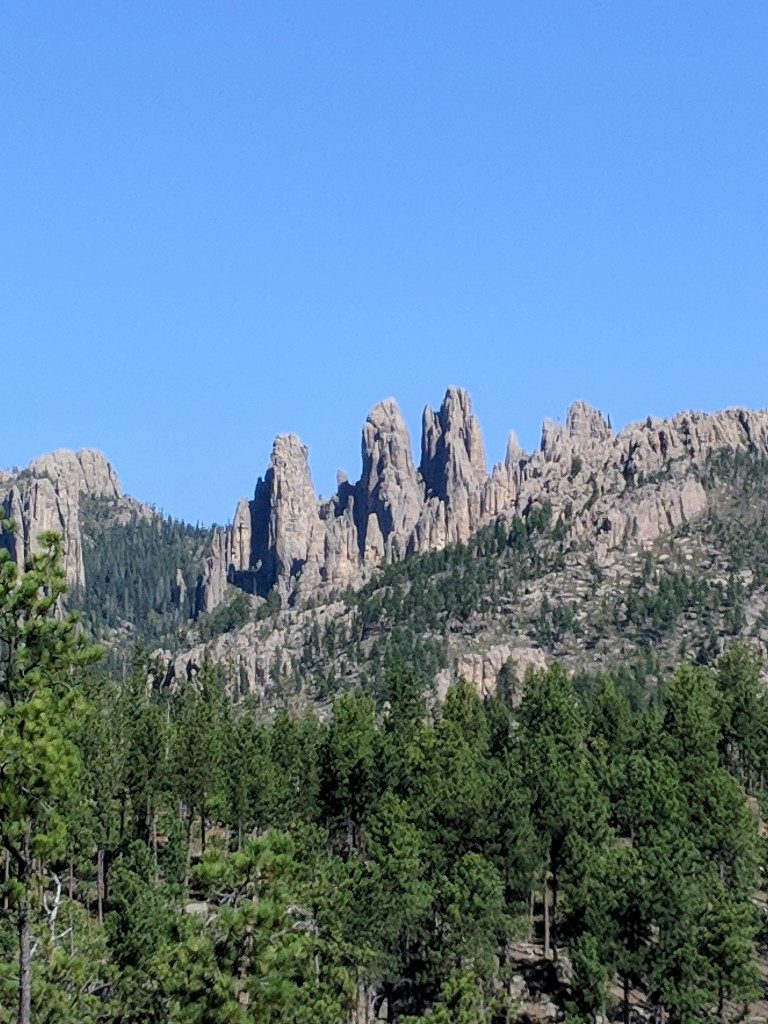 Mount Rushmore is a popular tourist destination, but South Dakota has so much more to offer. Follow our South Dakota itinerary for a great family trip. #visitsouthdakota #badlandsnationalpark #thebadlands #blackhills #custerstatepark #familytravel #mountrushmore