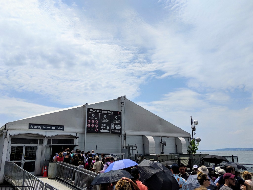 at besøge Frihedsgudinden er et must for mange, når de er i Ny York City. Undgå disse store fejl folk gør, når du besøger Frihedsgudinden. #statueofliberty # ellisisland #NYC # visitnyc # ladyliberty