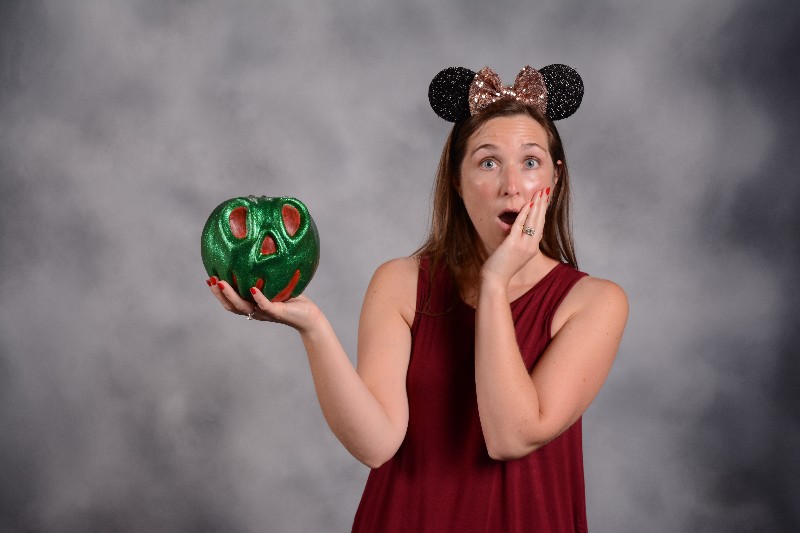 Disney PhotoPass Service Studio at Disney Springs can help you fulfill your Disney World photo dreams at no additional cost. Find out all about it! #disneyphotopass #disneyworld #disneysprings #disneyphoto