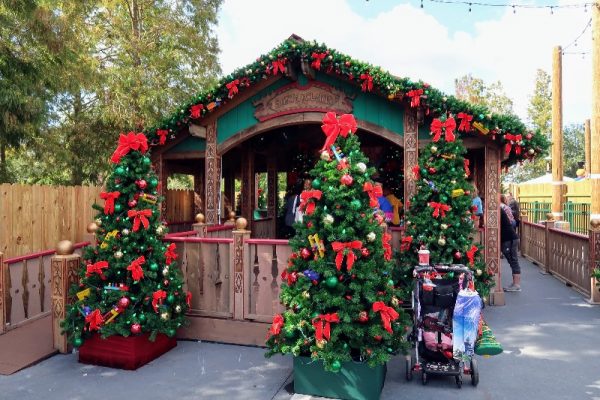 Disney Springs Christmas Tree Trail (2020) - Smart Mouse Travel