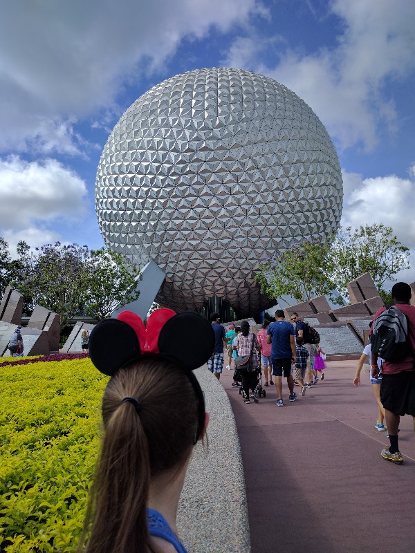 Are you having trouble deciding between a Disneyland Or Disney World trip? Learn more about each and how to choose the right Disney vacation for your family. #disneyland #disneyworld #disneyvacation #familytravel