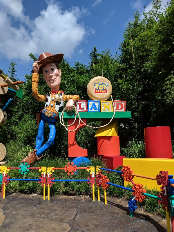 Are you having trouble deciding between a Disneyland Or Disney World trip? Learn more about each and how to choose the right Disney vacation for your family. #disneyland #disneyworld #disneyvacation #familytravel