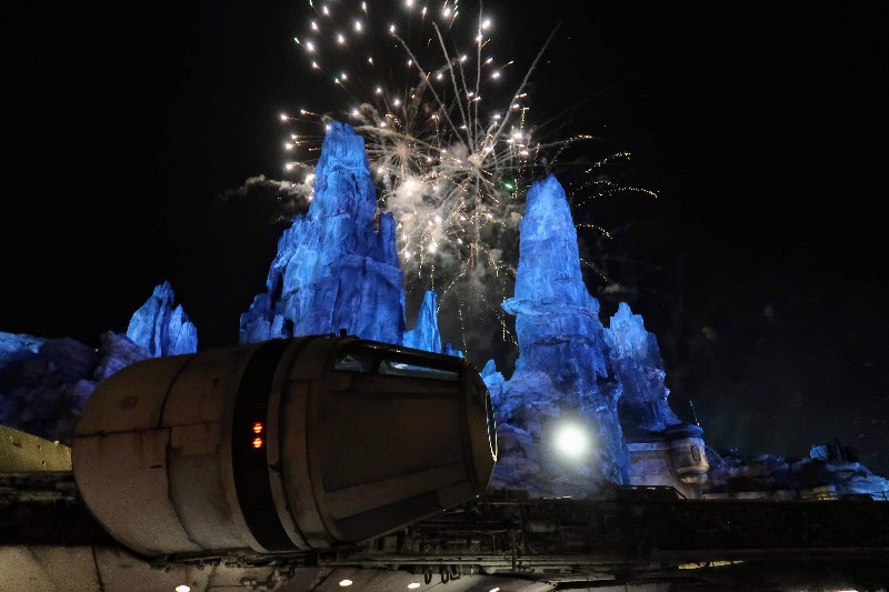 Star Wars fans can do everything Star Wars at Disneyland Galaxy's Edge and Tomorrowland if they know where to look for these special experiences. #starwars #disneyland #disneylandgalaxysedge #galaxysedge #california