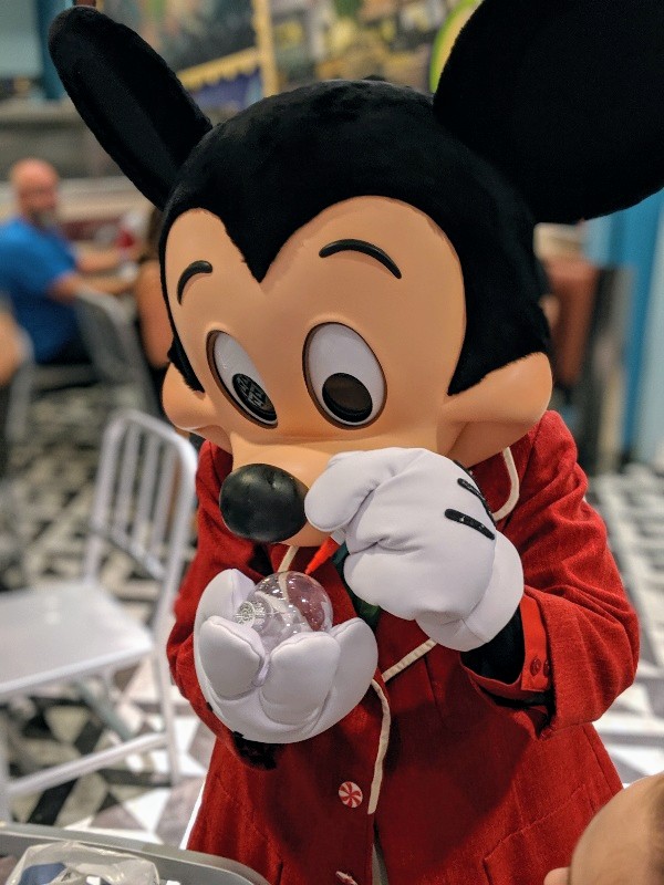 Minnie's Seasonal Dining character meal at Hollywood Studios lets you see classic characters ready to celebrate seasons like Christmas and Halloween. #disneyworld #disneychristmas #minniemouse #mickeymouse #disneycharactermeal