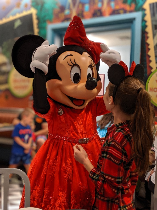 Minnie's Seasonal Dining character meal at Hollywood Studios lets you see classic characters ready to celebrate seasons like Christmas and Halloween. #disneyworld #disneychristmas #minniemouse #mickeymouse #disneycharactermeal