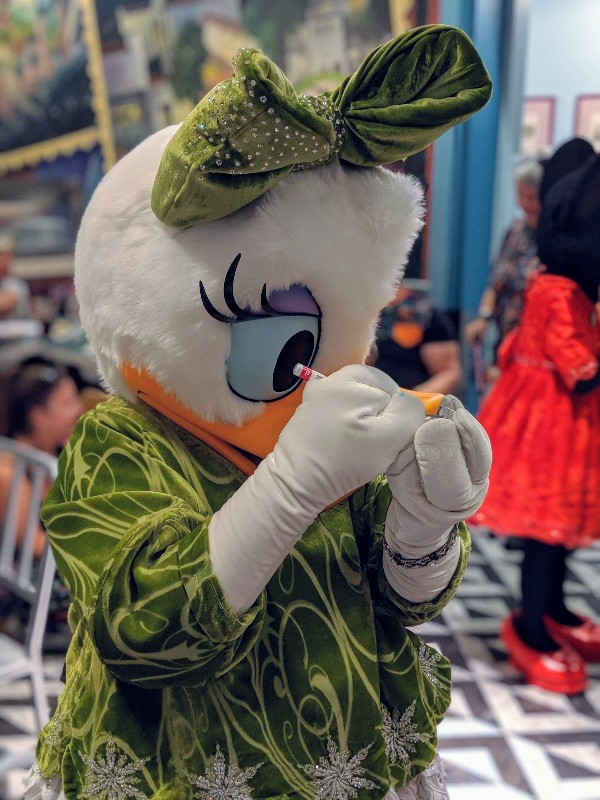 Minnie's Seasonal Dining character meal at Hollywood Studios lets you see classic characters ready to celebrate seasons like Christmas and Halloween. #disneyworld #disneychristmas #minniemouse #mickeymouse #disneycharactermeal