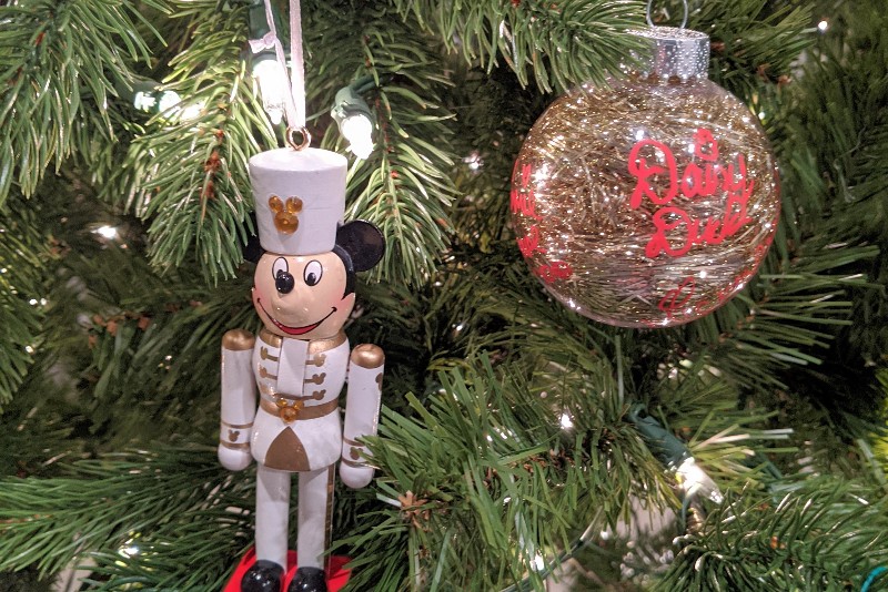 Disney character autographs are a great way to interact with characters. This DIY Disney autograph ornament makes a great souvenir and keepsake. #disneyland #disneyworld #disneycrafts #disneycharacters #disney #christmas