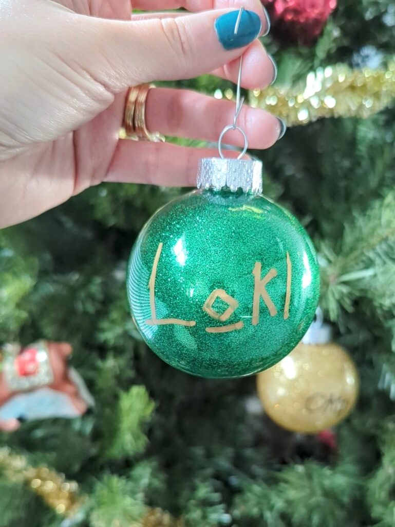 Looking for a Disney autograph book alternative? Our inexpensive Disney autograph ornament is a great keepsake from Disney vacations.