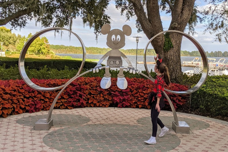 Disney's Contemporary Resort garden wing is different than in the main tower. Here are the pros and cons of staying in a Contemporary garden wing room. #disneyworld #contemporaryresort #disneyresort #disneyplanning