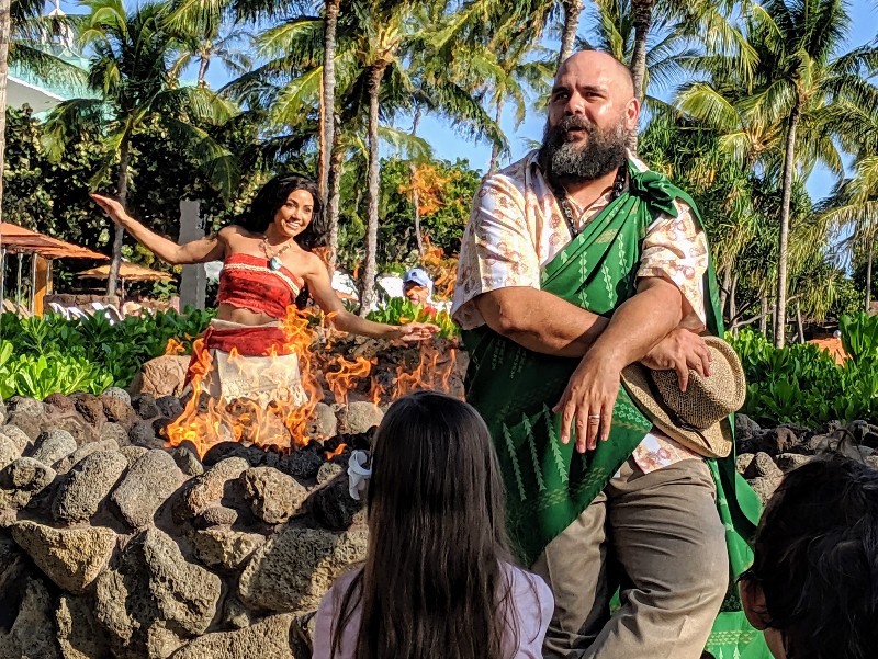 Disney Aulani character experiences occur all around the resort, but meeting Disney characters in Hawaii is very different that at the theme parks. #aulani #disneyaulani #disneytips #disneycharacters