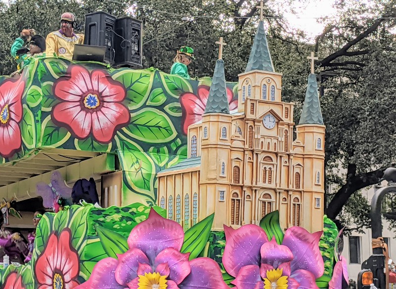 New Orleans family vacations can be even better during Mardi Gras. Our Mardi Gras parade tips will let the good times roll when watching parades with kids. #neworleans #nola #louisiana #familytravel #mardigras #mardigrasparades #traveltips