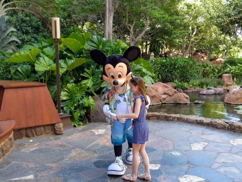 Disney Aulani character experiences occur all around the resort, but meeting Disney characters in Hawaii is very different that at the theme parks. #aulani #disneyaulani #disneytips #disneycharacters