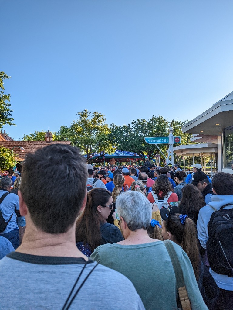 Crowds waiting to rope drop Magic Kingdom early entry