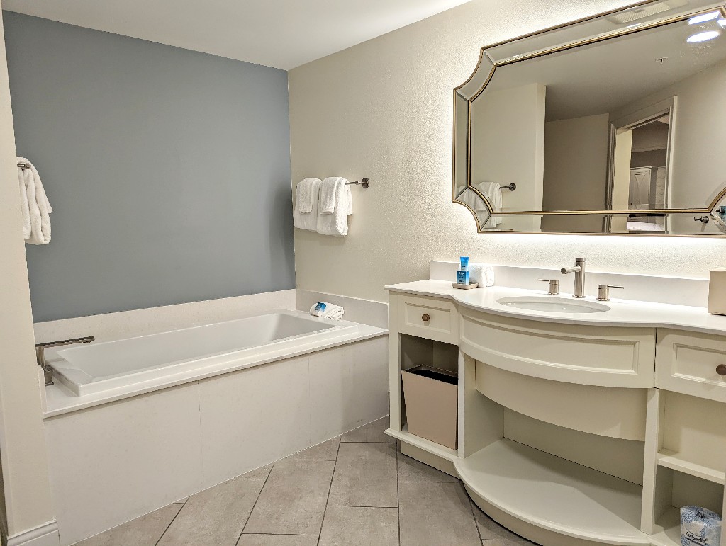A wide counter, large soaking tub, and gold accented mirror make the most of the Saratoga Springs 1 bedroom villa split bathroom