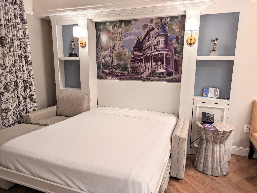 A fold down queen sized bed in the Saratoga Springs 1 bedroom villa living room provides comfortable sleep options for larger groups